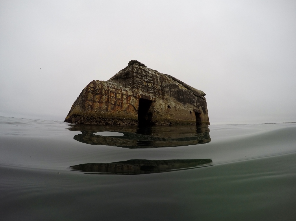Flere af bunkerne ved Vigsø er halvt sunket i havet